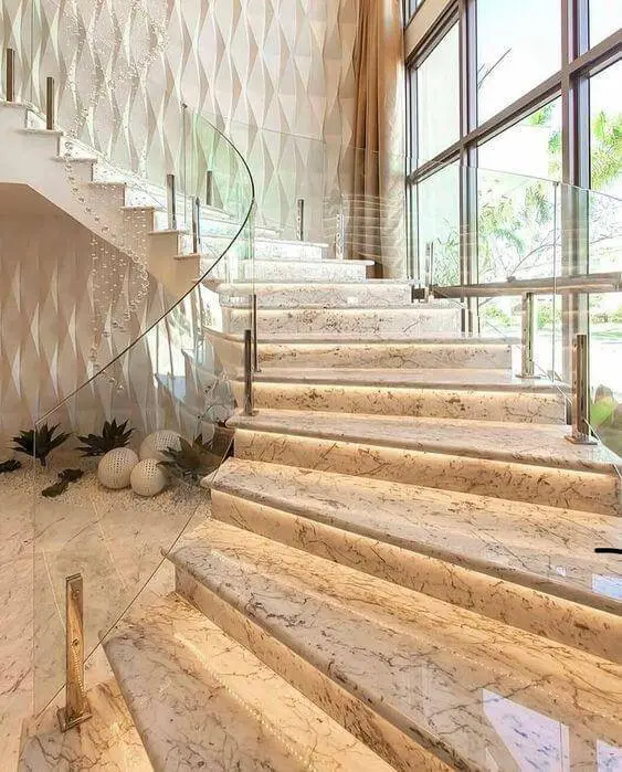 Escada de mármore - escada grande com guarda corpo de vidro 