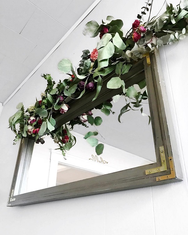 Espelho decorado com flores secas