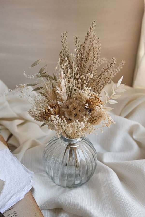 Flores secas com vaso de vidro 