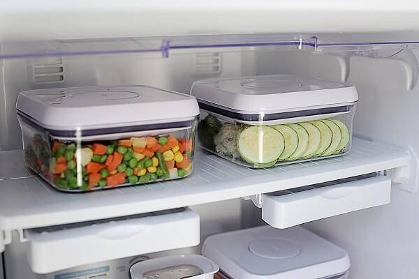 Armazene os restos de comida em recipientes herméticos para evitar que exalem cheiro na geladeira