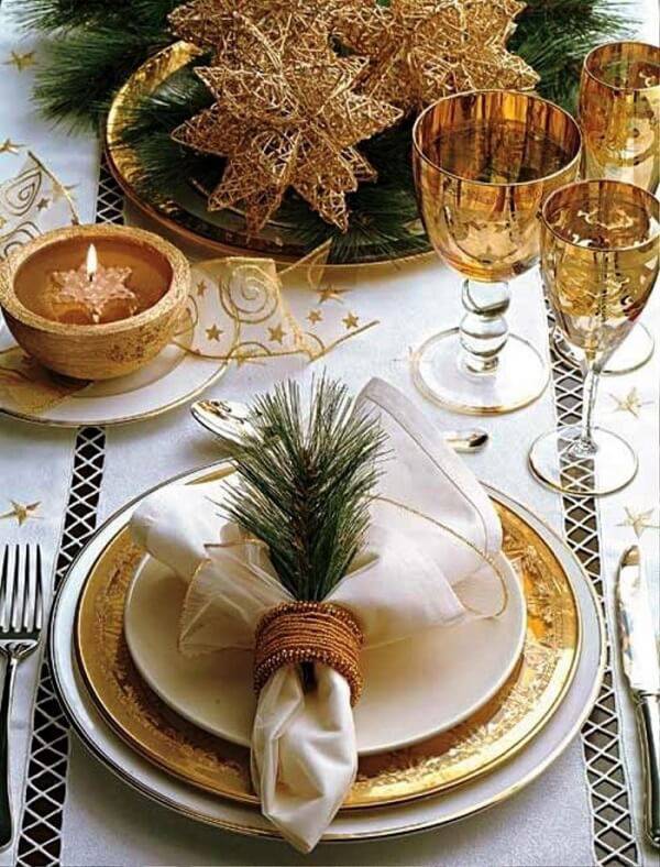 Adornos nas taças, talheres trabalhados ou pratos com bordas douradas trazem um toque especial a mesa