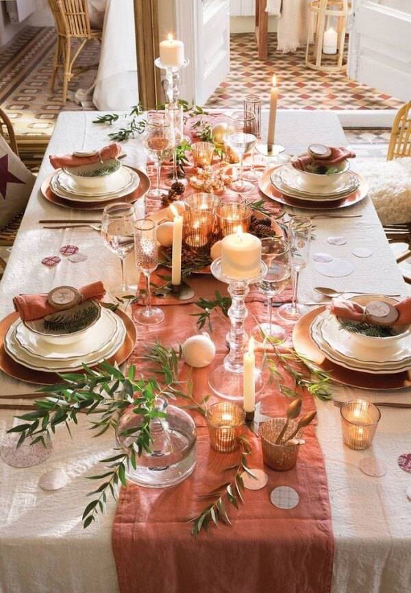  Invista na composição toalha + trilho para compor a decoração da mesa