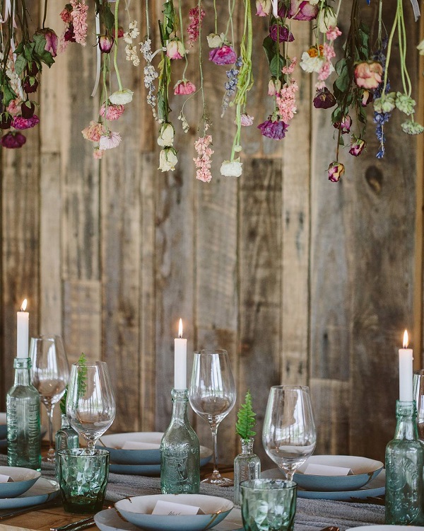 Mesa de jantar decorada com flores secas