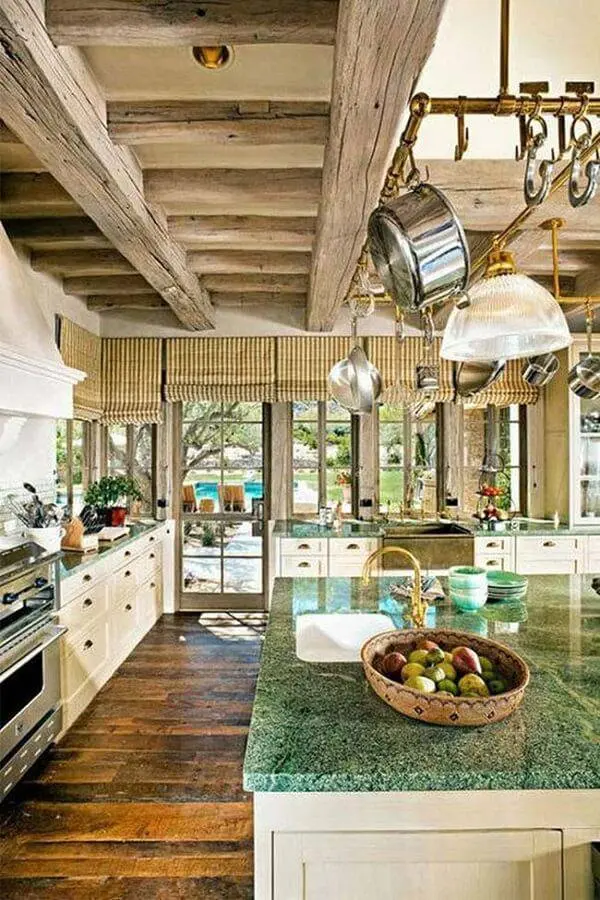 O granito verde ubatuba combina perfeitamente com uma cozinha rústica