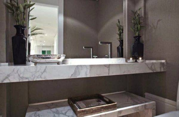 Banheiro com bancada de mármore