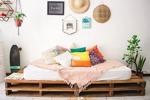 Sofá cama de pallet e almofadas coloridas