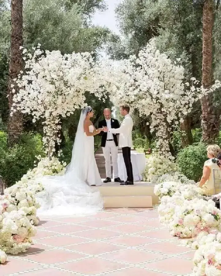 arco de flores brancas para cerimônia de casamento ao ar livre Foto Casar é Um Barato