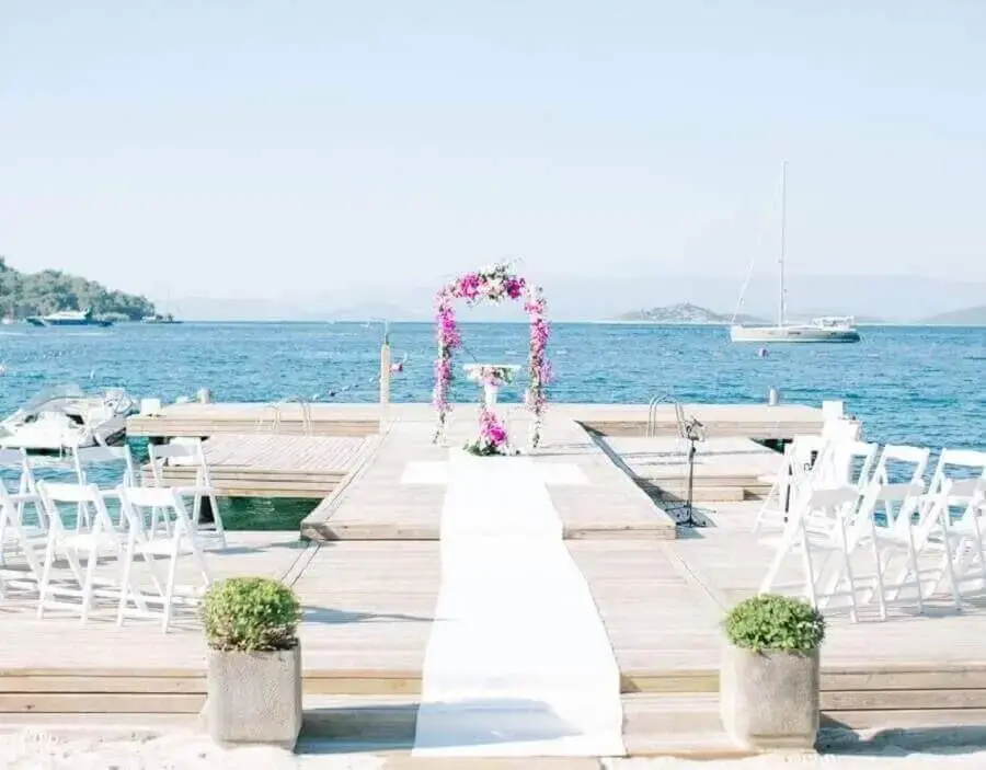 arco de flores para cerimônia de casamento com decoração simples Foto Pinterest