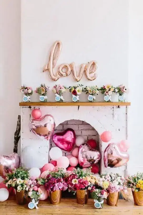 balões em formato de coração e arranjos de flores para festa surpresa para namorado Foto Revista Artesanato