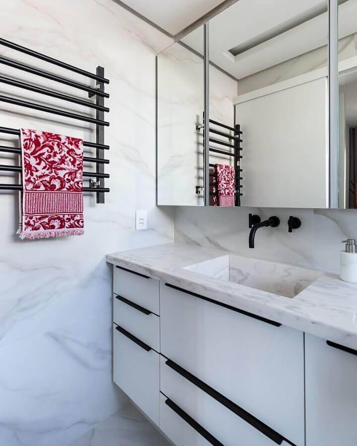 banheiro moderno decorado na cor branca e preto Foto Arquitetando Ideias