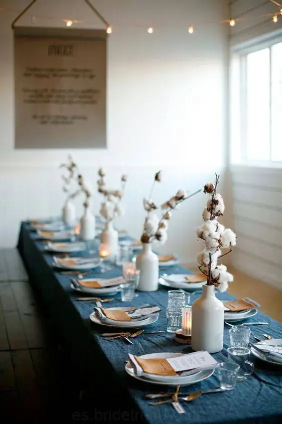 bodas de algodão - mesa com garrafas decoradas com algodão 