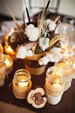 bodas de algodão - mesa com velas e arranjo de algodão 