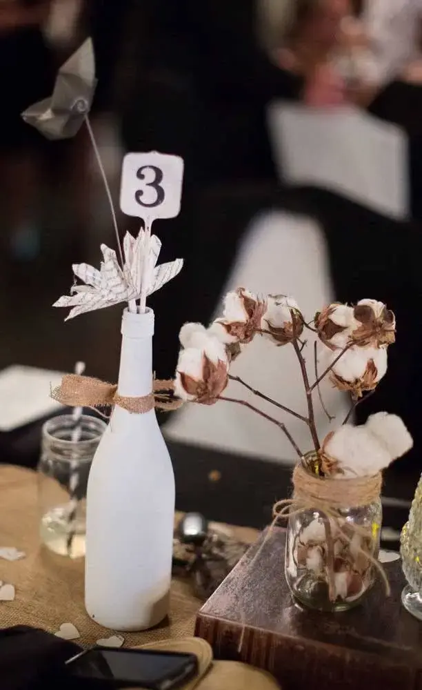 bodas de algodão - mesa de convidados com garrafa decorada 