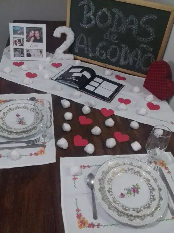 bodas de algodão - mesa simples de boda de algodão com pratos clássicos 