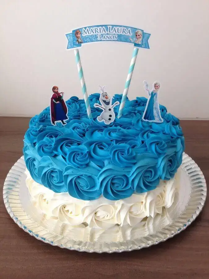 blue and white whipped cream frozen cake Foto Dcore Você