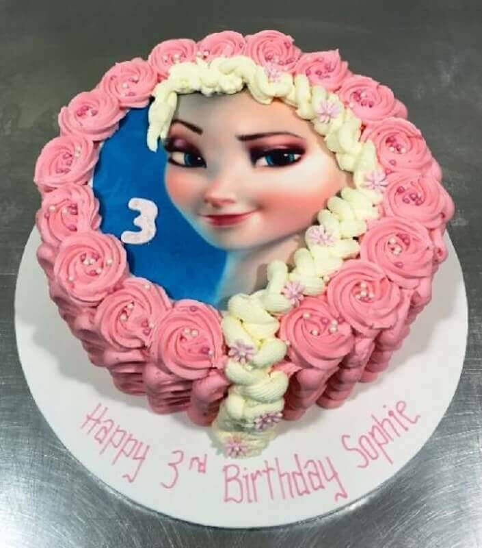 bolo da frozen de chantilly rosa com rosto da Elsa Foto Festas.Biz