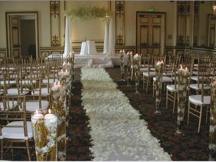 caminho com pétalas brancas e velas para cerimônia de casamento simples Foto Foto Wedding Decoration
