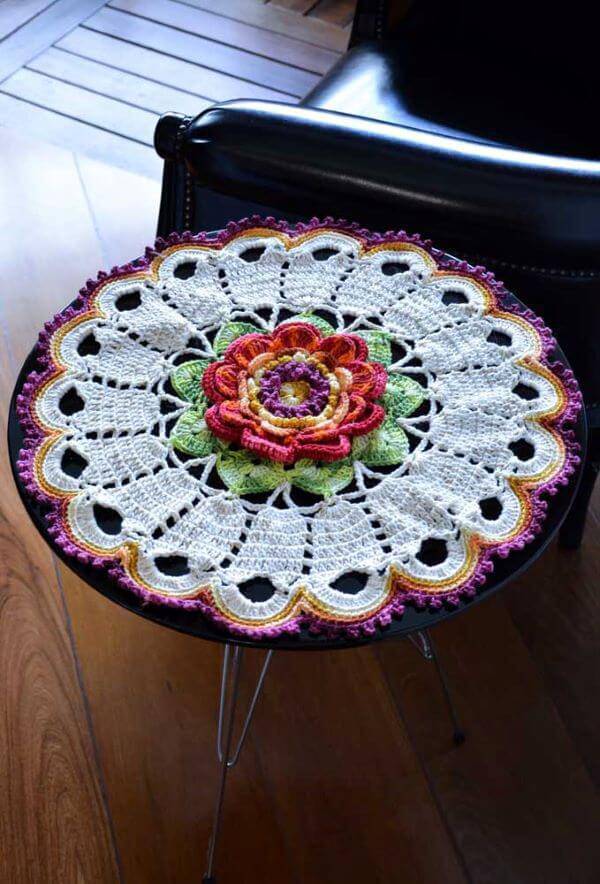 Centro de mesa de crochê com flores
