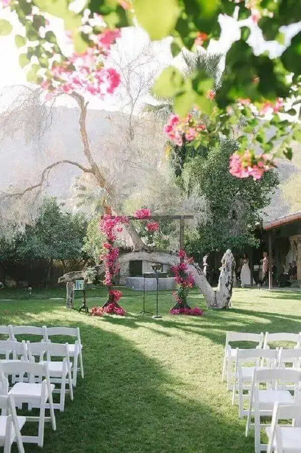 cerimônia de casamento ao ar livre com decoração simples Foto Home Decoo