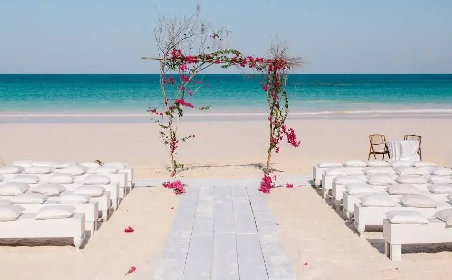 cerimônia de casamento ao ar livre decorado com arco de flores simples e rústico Foto Kallima Photography