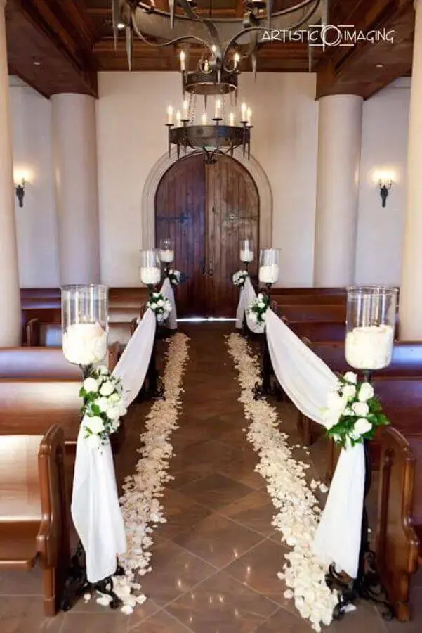 cerimônia de casamento simples na igreja com pétalas de flores brancas Foto Wedding Ideas]
