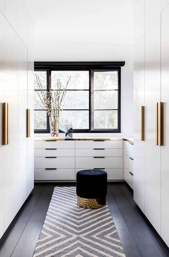 closet moderno decorado na cor branca e piso preto Foto We Heart It