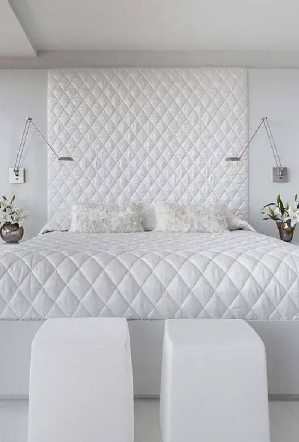 cor branca para quarto decorado com cabeceira estofada até o teto Foto Pinterest
