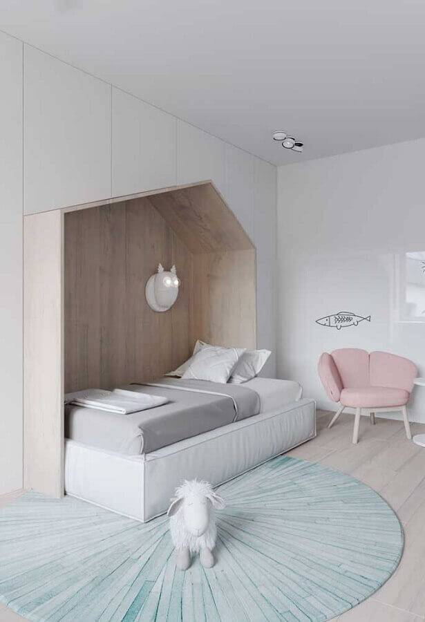 cor branca para quarto infantil com cama em formato de casinha e poltrona rosa Foto iFuun