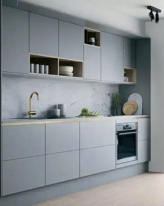 cozinha cinza - cozinha com armários cinza com parede de mármore 