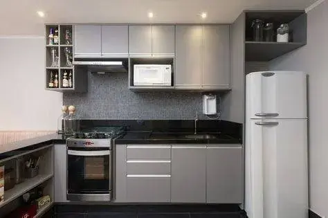 cozinha cinza - cozinha com armários cinza e geladeira branca 