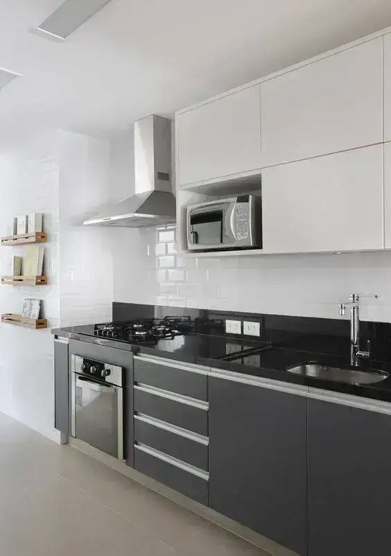 cozinha cinza - cozinha com armários cinza escuro e branco 