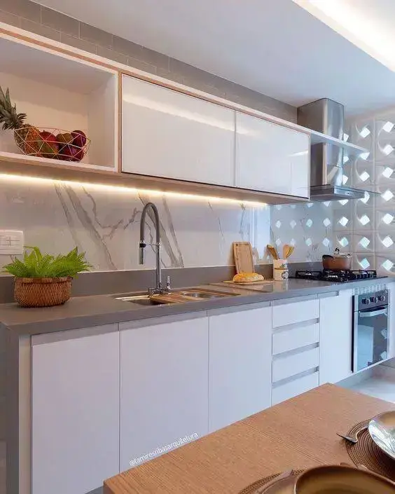 cozinha cinza - cozinha com bancada cinza e parede de mármore 