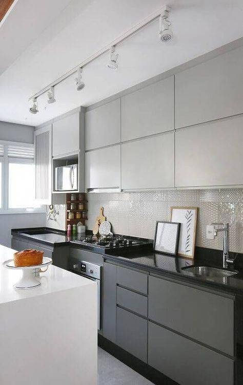 cozinha cinza - cozinha com bancada preta e lustre branco 