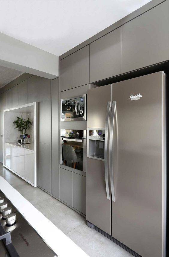 cozinha cinza - cozinha com geladeira de duas portas 
