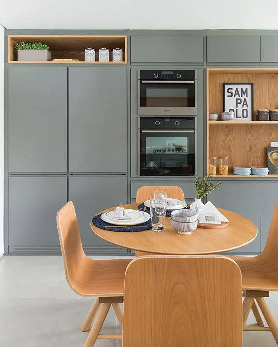 cozinha cinza - cozinha com mesa de madeira e armários cinza 