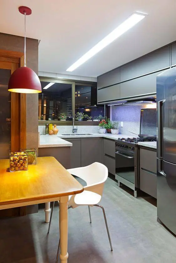 cozinha cinza - cozinha com mesa de madeira e móveis cinza 