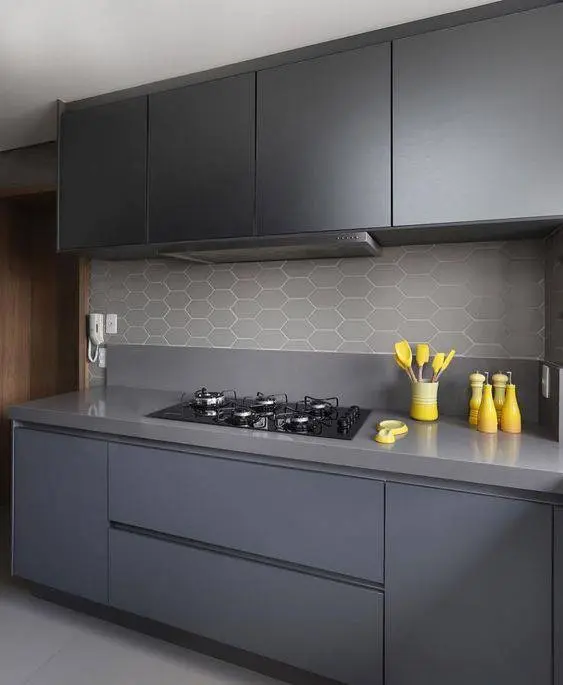 Cozinha com parede cinza e papel de parede geométrico