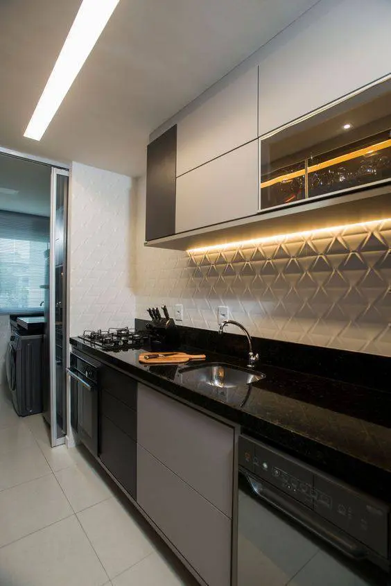 cozinha cinza - cozinha com papel de parede geométrico 