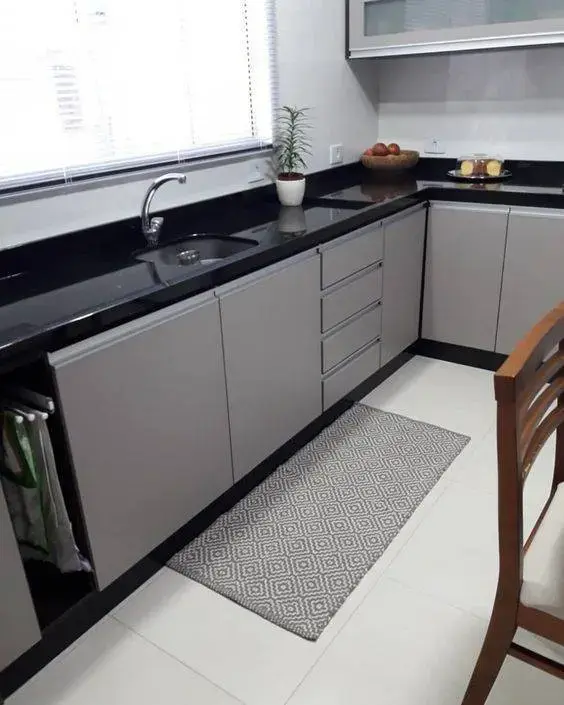 cozinha cinza - cozinha simples com armários cinzas 