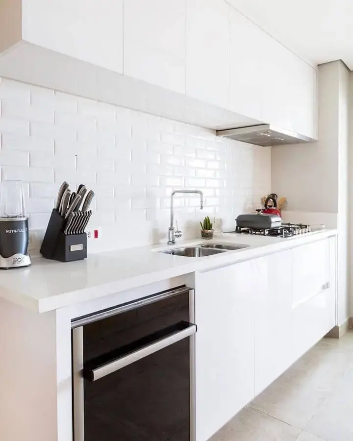 cozinha na cor branca com decoração simples Foto GF Projetos