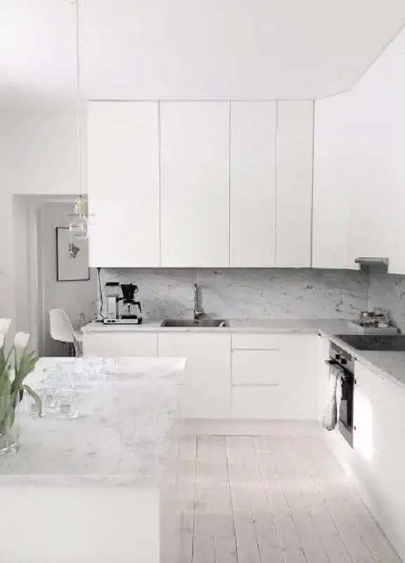 cozinha planejada na cor branca com bancada de mármore Foto Pinterest