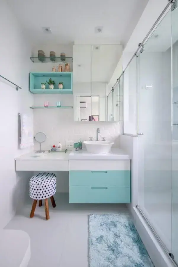 decoração azul tiffany e branco para banheiro planejado Foto Conexão Décor