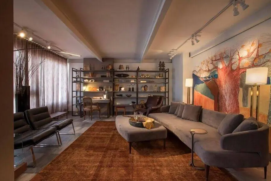 decoração casas lindas por dentro com sofá cinza e tapete marrom Foto Luis Fabio Rezende de Araujo