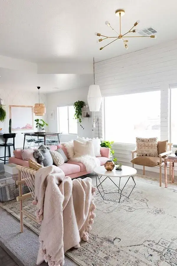 decoração clean com lustres modernos para sala de estar com sofá rosa Foto Archidea