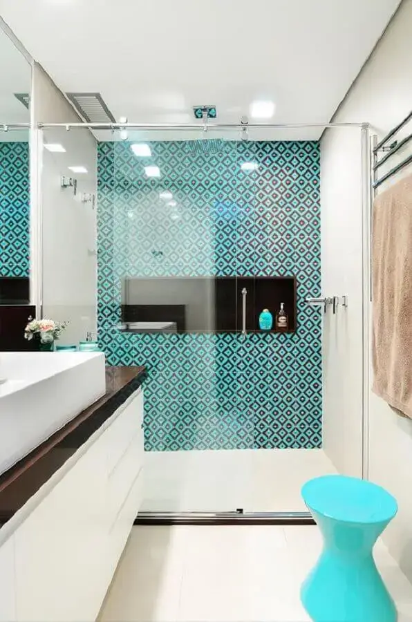 decoração clean para banheiro planejado com banqueta azul tiffany Foto Decor Salteado