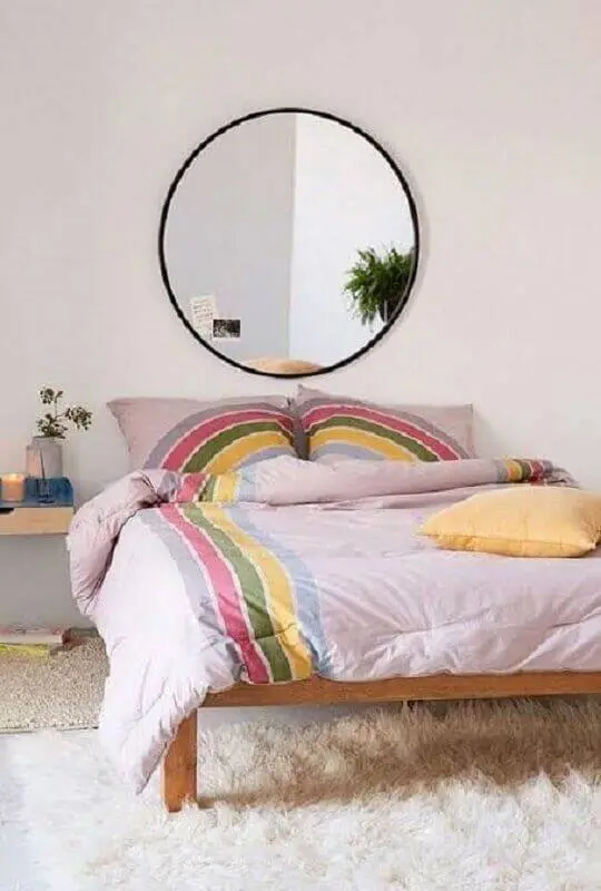 decoração clean para quarto simples com espelho redondo Foto Pinterest