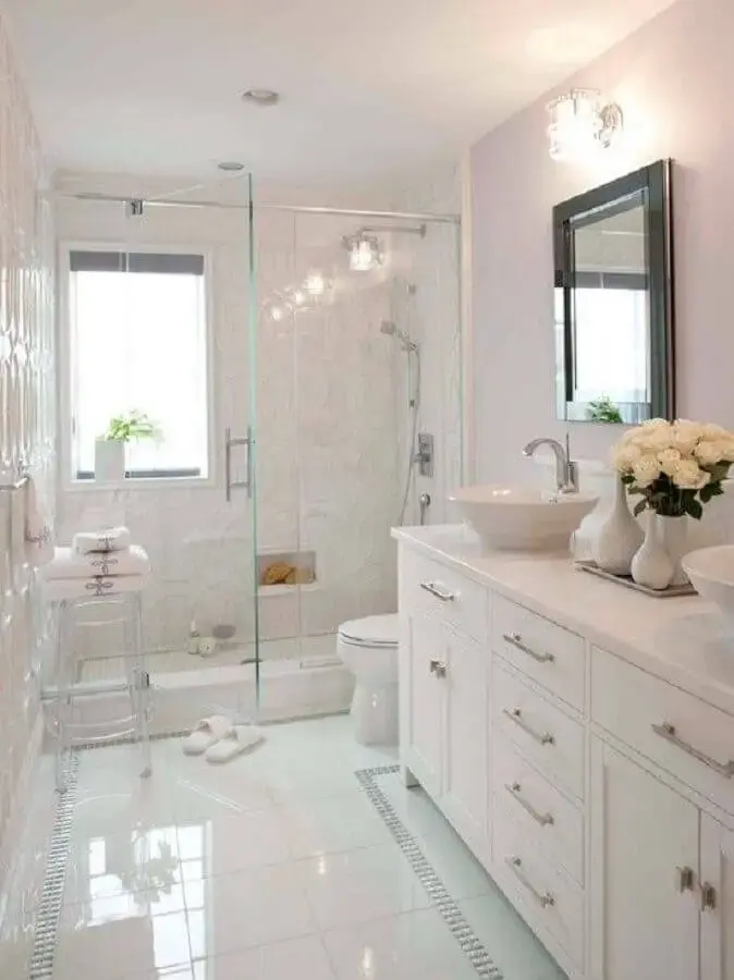 decoração clássica para banheiro na cor branca Foto Pinterest