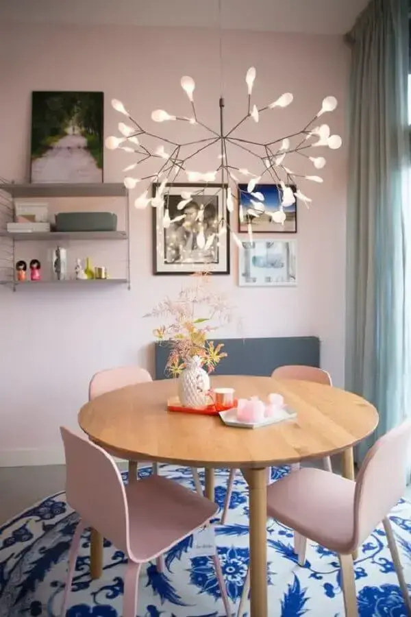 decoração com lustre moderno para sala de jantar pequena Foto Pinterest