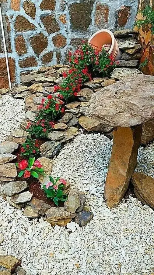 decoração com vaso de flores para jardim residencial com pedras Foto Gardenhouz