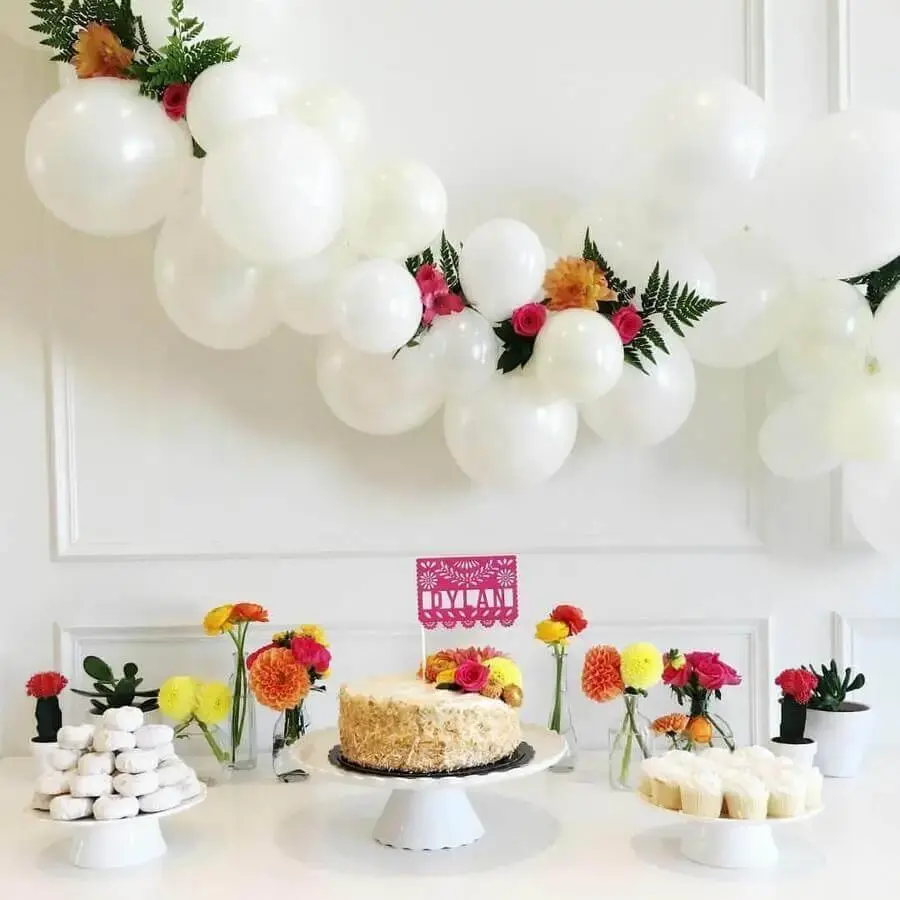 decoração de festa surpresa com balões brancos e flores coloridas Foto Dancing Orchid